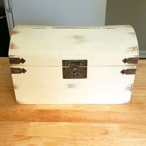 White distressed card box for party